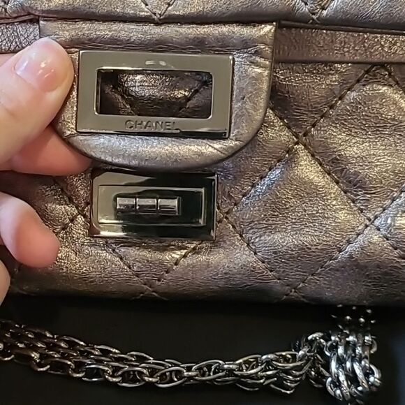 CHANEL Reissue Flap Bag Quilted Metallic Aged Calfskin 2.55 - Picture 16 of 17